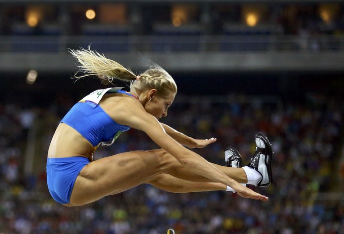 Darya Klishina, única russa do atletismo, usou um penteado cheia de estilo para saltar (Foto: Reuters)