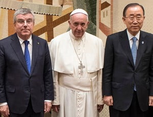 Thomas Bach, Papa Francisco e o secretário-geral da ONU, Ban Ki-moon, em encontro no Vaticano (Foto: COI / Greg Martin) Thomas Bach, Papa Francisco e o secretário-geral da ONU, Ban Ki-moon, em encontro no Vaticano (Foto: COI / Greg Martin)