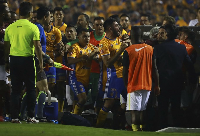 Confusão generalizada tomou conta do gramado na final entre Tigres x América-MEX (Foto: Hector Vivas/LatinContent/Getty Images)