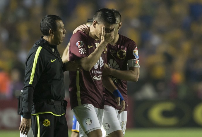 Paolo Goltz, do América-MEX, leva vermelho e deixa o campo chorando (Foto: Azael Rodriguez/LatinContent/Getty Images)