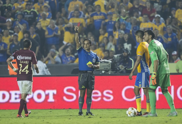 Rubens Sambueza, ex-Fla, sendo expulso na final (Foto: Azael Rodriguez/LatinContent/Getty Images)