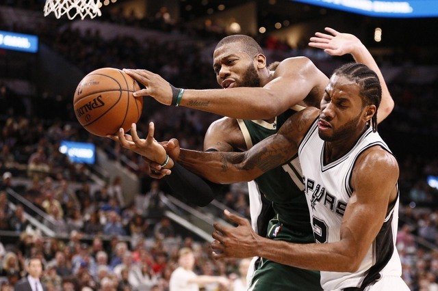 Spurs x Bucks: Kawhi Leonard (D) disputa jogada com Greg Monroe (Foto: Reuters) Spurs x Bucks: Kawhi Leonard (D) disputa jogada com Greg Monroe (Foto: Reuters)